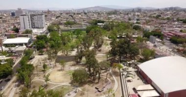 Şehir merkezindeki Alcalde Parkı 'na ve akvaryumun yakınına seyahat ediyor.