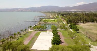 Jocotepec rıhtımında göl ve dinlenme yerlerinin yanında seyahat ediyor.