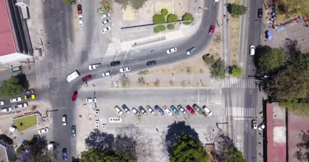 Luftbild einer Straßenkreuzung vor dem blauen Wasserpark — Stockvideo