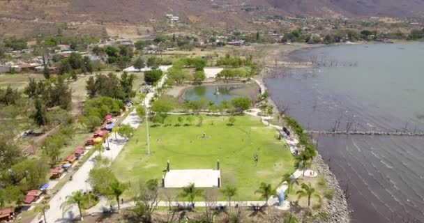 Flyg över Jocotepec strandpromenad, bredvid sjö och rekreationsplatser — Stockvideo