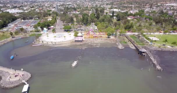 在湖和娱乐场所旁边的Jocotepec木板路上横向旅行 — 图库视频影像