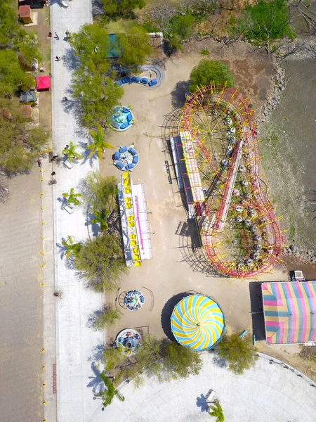 Vista aérea de los juegos mecánicos en el paseo marítimo de Jocotepec — Foto de Stock