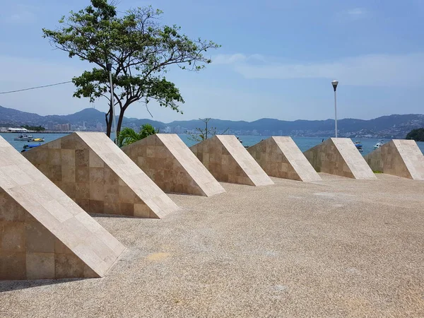 Vista de la rotonda de ilustres hombres en el puerto de Acapulco — Foto de Stock