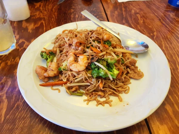 View of a thai noodle dish with shrimp and steamed vegetables — Photo