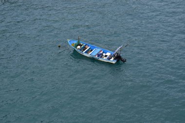 Denizin ortasındaki bir balıkçı teknesinin yüksekliğinden manzara