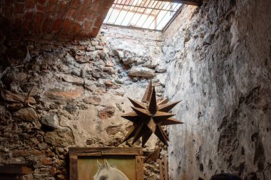 Cocula, Meksika - 27 Nisan 2025: Museo Rafael Ramirez, Cocula, Jalisco 'da taştan bir tavandan sarkan tahta yıldız lambası