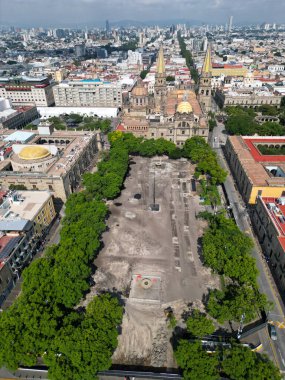 Guadalajara, Meksika - 26 Temmuz 2025: Plaza de la Liberacion 'u ve Guadalajara şehir merkezindeki tarihi binaları gösteren tepeden tırnağa hava görüntüleri