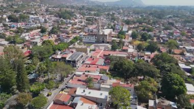 İHA, Ajijic Jalisco Meksika 'nın merkezindeki Havari Aziz Andrew Kilisesi' ne doğru ilerliyor.