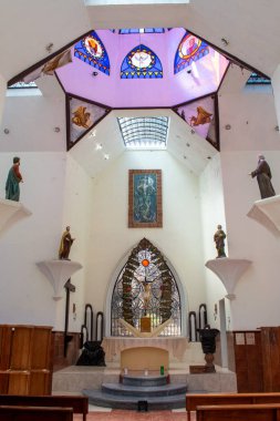 Jamay, Mexco - 20 Nisan 2025: Mirador de Jamay kilisesinin içinde heykeller ve renkli camlarla dolu dini sunak manzarası