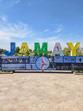 Jamay, Meksika - 20 Nisan 2025 Jalisco, Meksika 'da pelikan ve kaşık gagaları gibi yerel su kuşlarının detaylı duvar resimlerinin yer aldığı canlı Jamay mektupları