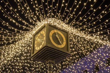 Guadalajara, Meksika - 11 Şubat 2025: Guadalajara şehir merkezindeki kare saat kulesi GDLuz kurulum sırasında sıcak LED sicim lambalarıyla aydınlatıldı