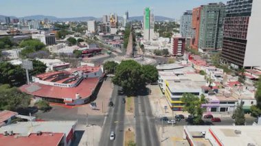 Genişletilmiş hava manzarası Çocuk Kahramanlar Bulvarı 'nda ikonik kavşak ve anıta doğru ilerliyor.