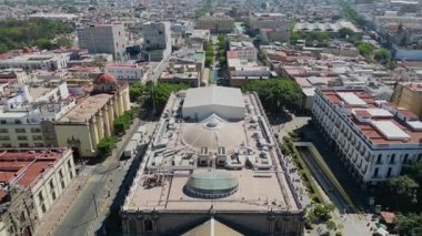 Teatro Degollado 'dan çekilen hava görüntüleri Guadalajara, Meksika' daki ana plazayı, çevre binaları ve şehir siluetini gösteriyor.