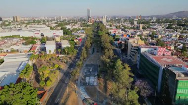 Lazaro Cardenas 'ın şehir merkezindeki yeşil alanları ve yolları olan Guadalajara kentindeki hava görüntüsü.