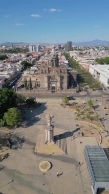 İnsansız hava aracı Guadalajara Jalisco Mexico 'daki Guadalupe Tapınağı' na yaklaşıyor.