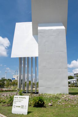 Guadalajara, Meksika - 20 Eylül 2025: Guadalajara 'da Federico Silva' nın modern beyaz soyut Ave Tototl heykeli. Mavi gökyüzünün altında çarpıcı bir halk sanatı eseri