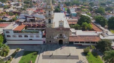 Ajijic 'teki Havacı Aziz Andrew Kilisesi' nden çekilen hava dronisi plaza ve şehir manzarasını gözler önüne seriyor.