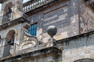 Guadalajara, Meksika - 19 Temmuz 2025: Cabanas Müzesi 'nin tarihi mimarisinin detaylı görünümü. Karmaşık taş cephesi, kemerler, balkon ve dekoratif elementler.