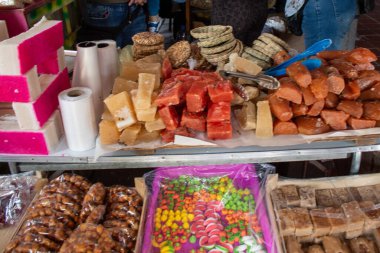 Meksika 'nın Guadalajara kentindeki hareketli bir pazarda çeşitli geleneksel Meksika şekerleri ve zanaatkar şekerleri sergileniyor.