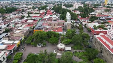 Hava perspektifi etkileyici kilisesi, geleneksel binaları ve yeşil ağaçlarıyla Tlaquepaque, Jalisco, Meksika 'nın canlı merkezi ve sömürge mimarisini gözler önüne seriyor..