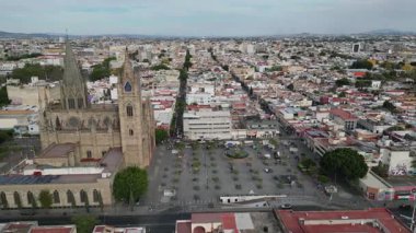 Guadalajara 'daki hava harekatı Templo Expiatorio, MUSA Museum ve üniversite kulesini gösteriyor