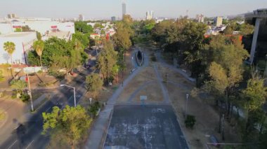 Lazaro Cardenas 'ın arka hava manzarası. Kuru otlar ve ağaçlarla kaplı patikalar.