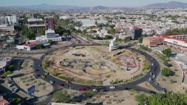 La Normal kavşağından havadan çekilme okul kampüsünü ve çevresindeki mahalleleri gösteriyor.