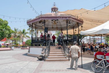 Cocula, Meksika - 27 Nisan 2025: Cocula Jalisco çardağında halk etkinliği, dekorasyon ve festival atmosferi