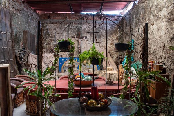 Кокула, Мексика - 27 апреля 2025 года: Декоративные растения и мексиканская мебель в рустикальной комнате Фачо Рафаэля Рамиреса, Халиско