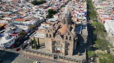 Guadalajara Jalisco Mexico şehir merkezindeki Guadalupe Anıtı 'nın etrafında saat yönünde hareket eden insansız hava aracı.