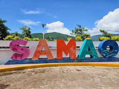 Santa Maria del Oro, Meksika - 19 Temmuz 2024: Canlı ve renkli SAMAO mektupları turistleri Nayarit 'teki Santa Maria del Oro gölüne karşılıyor,