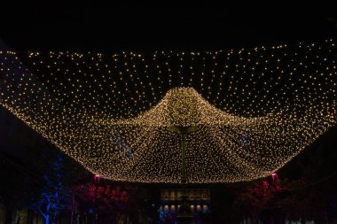 Guadalajara, Meksika - 11 Şubat 2025: Altın LED gölgelik GDLuz festivali hazırlıkları kapsamında Guadalajara şehir merkezini aydınlattı