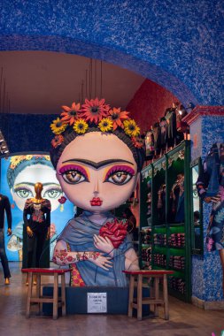 Tlaquepaque, Meksika - 19 Nisan 2025 Tlaquepaque 'daki yerel el sanatları atölyesinde çiçek taç ve canlı renklerle boyanmış büyük bir figür.