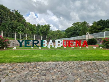 La Yerbabuena, Meksika - 16 Temmuz 2024: Meksika bayraklı yeşil çimenli 