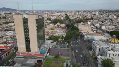 Guadalajara 'daki hava hareketleri UDG kulesini, MUSA müzesini ve Templo Expiatorio' yu sırayla gösteriyor.