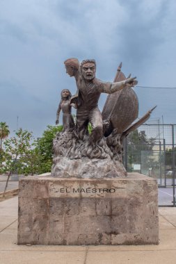 Guadalajara, Meksika - 29 Mayıs 2025: El Maestro adlı sembolik bronz anıt, Guadalajara, Jalisco 'daki Avenida Normalistas parkında bir öğretmen ve öğrenciyi temsil ediyor.