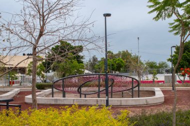 Guadalajara, Meksika - 29 Mayıs 2025: Glorieta de la Normal, Guadalajara, Jalisco, Meksika kentsel parkında güvenlik ağı ile modern dairesel tırmanış yapısı