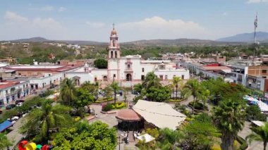 Cocula 'nın merkez meydanından güneşli koşullarda ana kiliseye insansız hava aracı uçuşu.