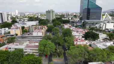 San Francisco Caddesi boyunca ilerleyen hava harekatı Guadalajara 'daki Glorieta de los Caballos' a doğru ilerliyor.