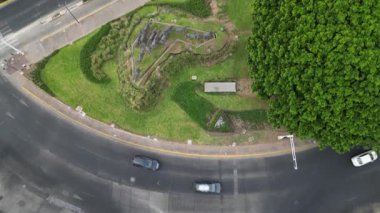 Glorieta de los Caballos heykelini ve Guadalajara 'nın yakınlarındaki caddeleri gösteren dikey hava panosu.