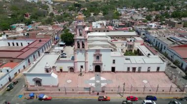 Cocula 'nın kilisesinden uzaklaşıp plazayı ve şehir manzarasını gösteren hava selfie tarzı bir çekim.