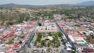 Cocula 'nın merkez meydanında ağaçlar ve şehir detaylarıyla uçan havadan çekilen görüntüler.