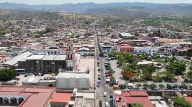Yan hava hareketi Cocula 'nın ana kilisesini ve plazasını dinamik bir açıdan gösteriyor.
