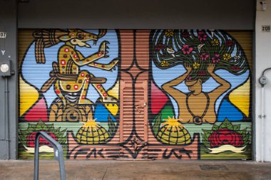 Guadalajara, Meksika, 23 Ağustos 2025 Guadalajara, Meksika 'da bir kafeterya kepengi üzerindeki renkli duvar resmi. Yerli figürleri ve sembolleri gösteriyor, canlı yerel kültürü gözler önüne seriyor