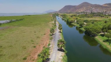 Jamay 'nin manzaralı malecon' unun ana yaya yolu boyunca kanalın üzerinde havadan ileri hareket