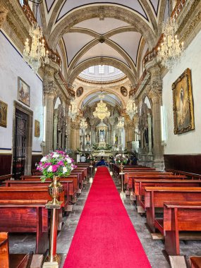 Tlaquepaque, Meksika - 13 Temmuz 2024: Yalnızlık Leydimizin Sığınağı, Tlaquepaque. Kırmızı halı, sıralar, avizeler, süslü dini mimari..