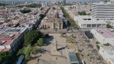 İnsansız hava aracı Guadalajara Jalisco Mexico 'daki Guadalupe Tapınağı' na yaklaşıyor.