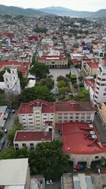Chilpancingo 'nun merkez meydanında Noel süsleri ve ağaçlarıyla uçan dikey İHA görüntüleri.