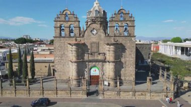 Drone Dronie, Guadalupe leydimizin tapınağını ve Guadalajara Jalisco Meksika 'daki şehir manzarasını ortaya çıkarmak için geri çekiliyordu.