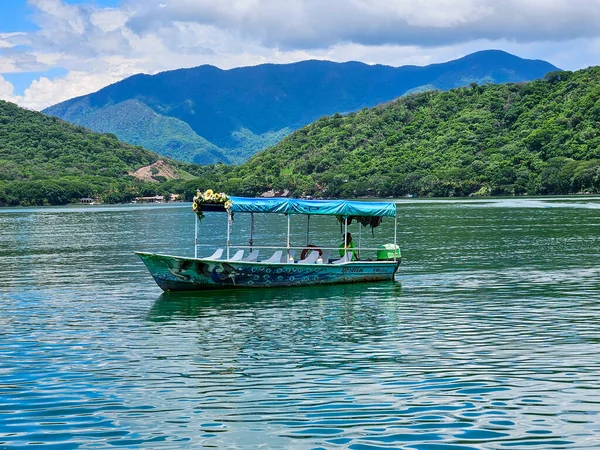 Santa Maria del Oro, Meksika - 19 Temmuz 2024: Lagoon, Nayarit 'te canlı tekne. Sakin su, yemyeşil dağlar ve mavi gökyüzü. Meksika 'da doğa turizmi için mükemmel..